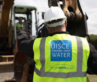 uisce eireann engineer guiding a digger 